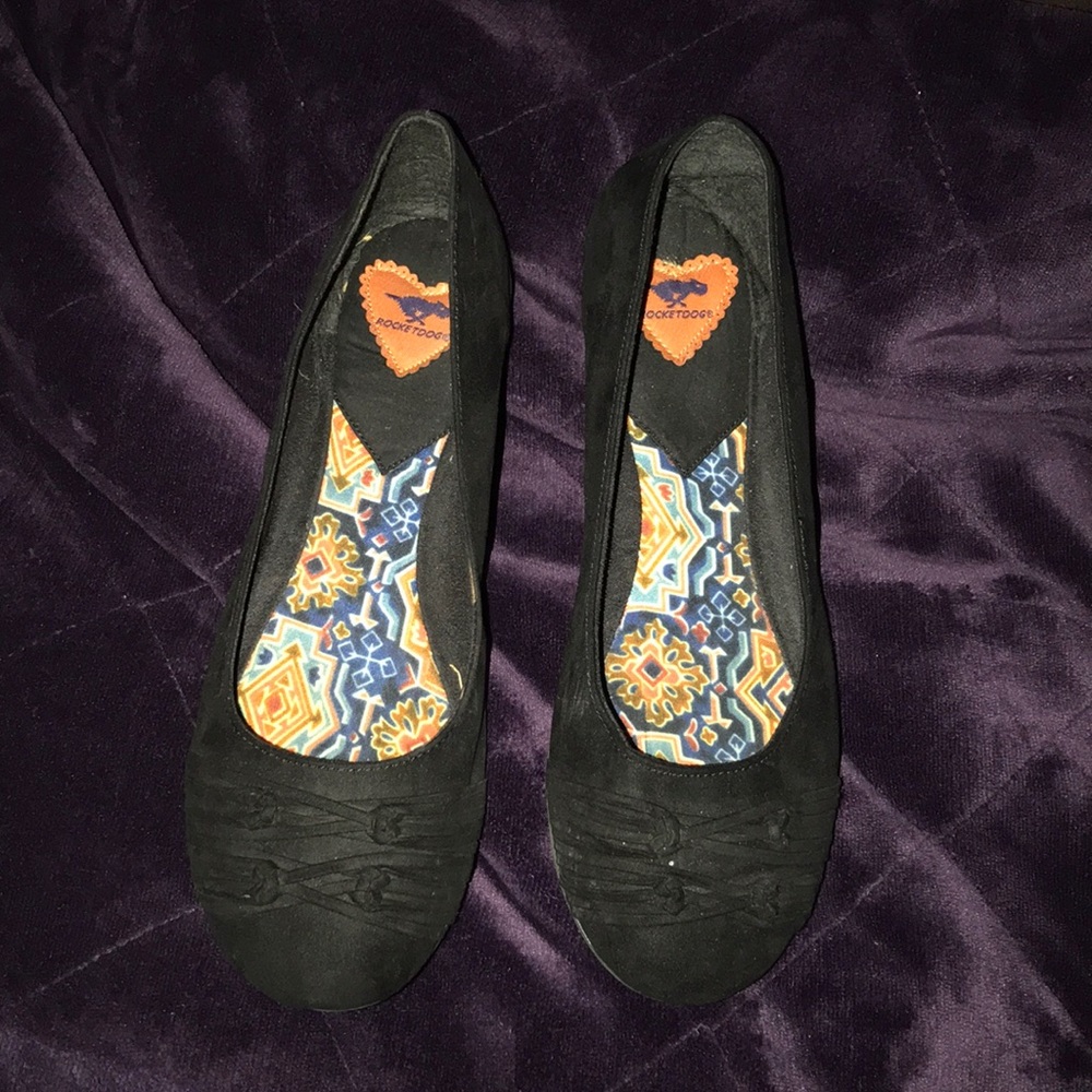Black flat shoes
